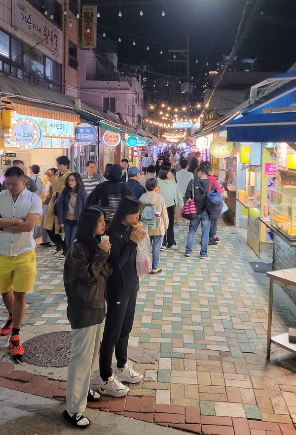 11일 밤 부산 해운대 일대에 수많은 관광객이 몰려있다. 사진=박태정 기자