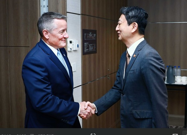 안덕근 산업통상자원부 장관이 30일 미국 하원 천연자원위 위원장인  브루스 웨스터먼(Bruce Westerman) 위원장과 악수하고 있다. 사진=산업통상자원부