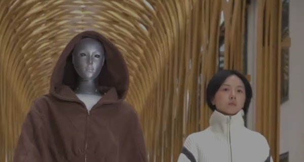 중국 로봇기업 유니트리가 내놓은 인간의 얼굴(바이오닉 얼굴)을 가진 휴머노이드 H2가 인간 모델과 함께 패션쇼 런웨이를 걷고 있다. 로봇과 AI 대표기업들을 중심으로 투자하는 ETF에 투자자들이 몰리고 있다. 사진=유니트리