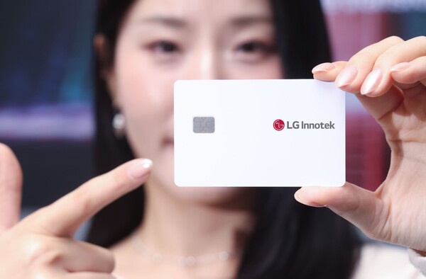 LG이노텍이 개발한 도금공정이 없는 '차세대 스마트 IC' 기판. 사진=LG이노텍