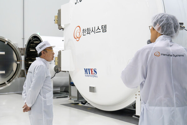 한화그룹 김승연 회장이 한화시스템 제주우주센터에서 진공상태, 극저온(섭씨 영하 180도), 극고온(섭씨 150도) 환경을 모사한 우주환경 시험장을 살펴보고 있다. 사진=한화그룹