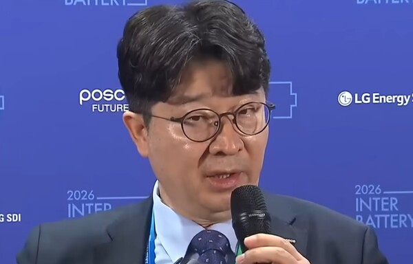 엄기천 포스코퓨처엠 사장이 12일 서울 코엑스에서 열린 인터배터리 2026에서 전고체 배터리 전략을 설명하고 있다. 사진=KBS유튜브 캡쳐