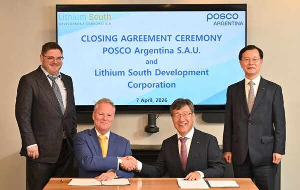 포스코홀딩스가 지난 7일(현지시각) 아르헨티나 부에노스아이레스에서 리튬 사우스(Lithium South, LIS)사와 ‘옴브레 무에르토 노스’ 염호 광권 인수 계약을 마무리했다. (사진 왼쪽부터) 크리스토퍼 체리(Christopher P. Cherry) 리튬 사우스 CFO, 에이드리안 홉커크(Adrian Hobkirk) 리튬 사우스 CEO, 박현 포스코아르헨티나 법인장, 이주태 포스코홀딩스 대표이사 사장. 사진=포스코홀딩스
