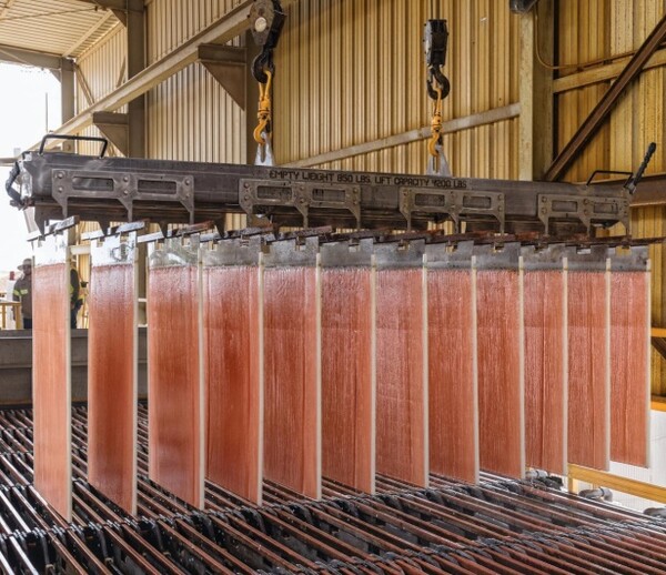 미국 애리조나주에 본사를 둔 신흥 구리 채굴, 개발업체인 거니슨 코퍼가 아리조나주 존슨캠프광산(JCM) 현장에서 생산하는 구리 음극판(cathode). 사진=거니슨 코퍼