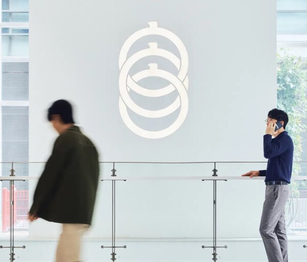 경기도 성남시 분당구 코스맥스 사옥에 있는 회사 로고. 사진=코스맥스